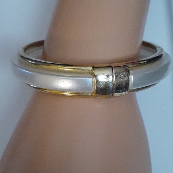 VTG White Pearly Bangle Bracelet - Picture 2 of 4